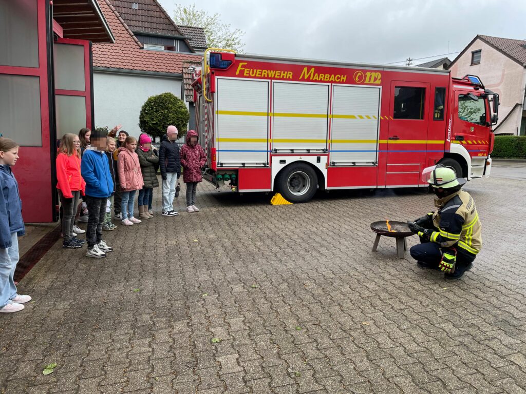 Die Klasse 4 besucht die freiwillige Feuerwehr Rielingshausen